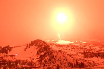 Vuurwerkshell van 62 Inch maakt lucht rood in Colorado