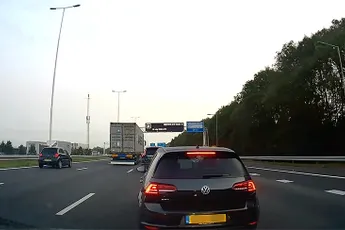VW Golf GTI bestuurder voegt kort in, maar waardeert toeter absoluut niet