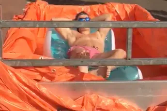 Wie wil er ook dobberen in een rijdend zwembad?