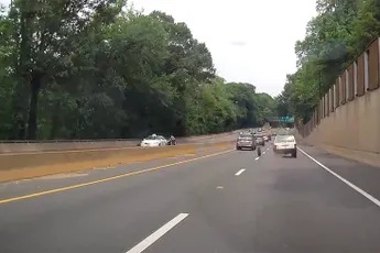 Wiel gaat er midden op de snelweg richting Washington DC vandoor