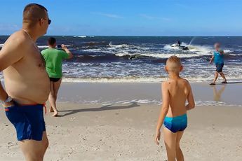 Wild zwijn duikt op uit zee en valt badgasten aan