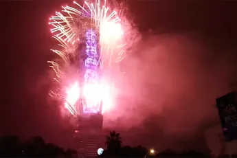 Wolkenkrabber Taipei 101 voorzien van vuurwerk om 2018 in te luiden
