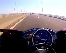 Yamaha R6 en R1 motorrijders rijden 300 KM/U over brug Lissabon