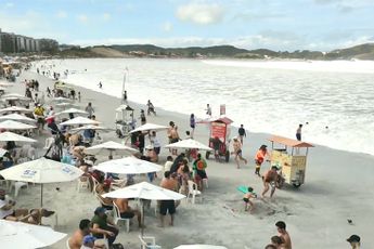 Zee heeft verrassing voor zonnebadende toeristen op strand Rio de Janeiro