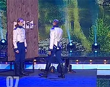 Zeer slechte messenwerper op televisie Litouwen