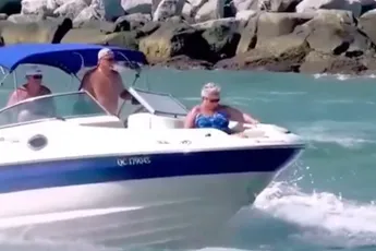 Zo zit oma te genieten van beukende golven en zo is oma weg