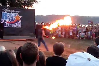 Vuurspuwer gaat niet helemaal lekker tijdens event