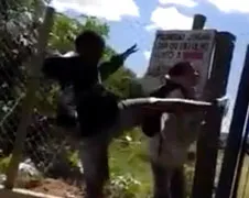 WTF: Mannetje komt naar terecht na schop tegen hoofd