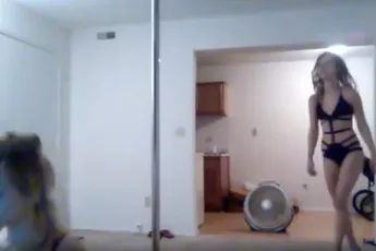 Huisgenoot niet zo blij met haar paaldans carrière