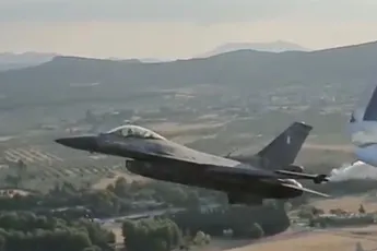 F-16 straaljager laat zich even zien aan passagiers in Airbus A320