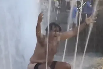 Gast ziet fontein in Washington Square Park aan voor bidet