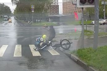 Fietskoerier is Moskou maakt geen goede beurt bij moeder en kind