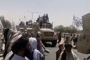 Taliban aan het flexen met Amerikaanse legervoertuigen