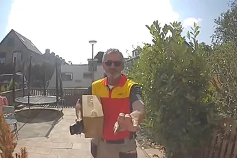 Bezorger is een klein beetje bang voor trouwe viervoeter