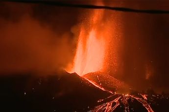 Livestream vulkaanuitbarsting La Palma, lava bereikt eerste wijken