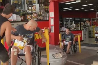 Vrienden helpen maatje in rolstoel steeds van de wal in de sloot
