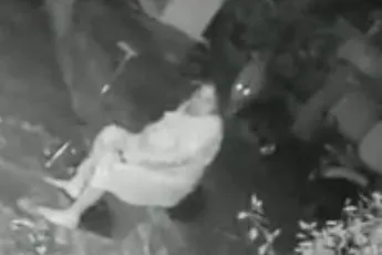 Oudere dame vecht jachtluipaard van zich af in Mumbai