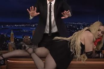 63-jarige Madonna kruipt op bureau van Jimmy Fallon en maakt tongen los in Amerika