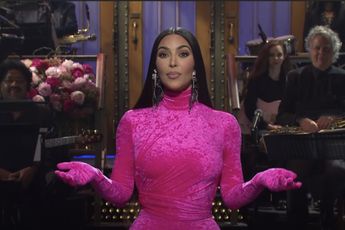 Kim Kardashian opende Saturday Night Live en dat is best vermakelijk