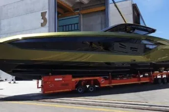 MMA legende Conor McGregor zijn nieuwe Lamborghini Tecnomar speedboat