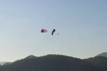 Parachutisten in de problemen tijdens Turks parachutisten festival