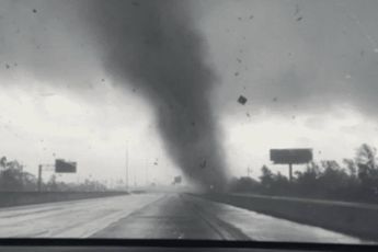 Tornado laat buggy over I-10 in Texas vliegen