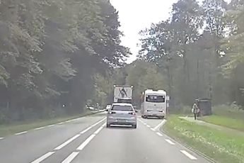 Busje in Deventer had beter wat afstand van vrachtwagen kunnen houden... BAM!