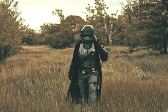 Even lekker de tent afbreken: Outsiders - Watch Us Die ft. Juuls