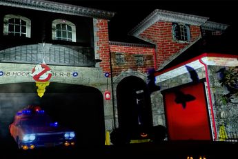 Huis gooit hoge ogen tijdens Halloween 2021 met Ghostbusters projectie
