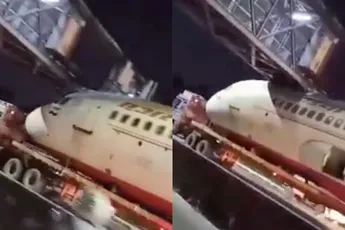 Lekker gewerkt Pik: Aanhanger met vliegtuig ramt brug in India