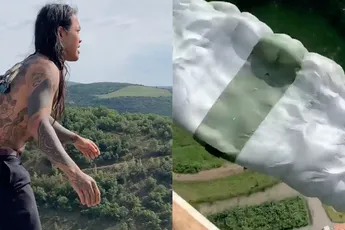 Man maakt basejump met haken vast in de huid van zijn rug