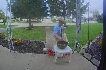 Held zonder cape laat zich van zijn beste kant zien tijdens Halloween