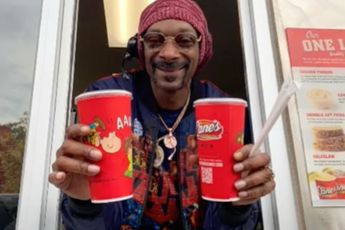 Snoop Dogg kun je blijkbaar spotten bij het afhaalloket van Raising Cane’s