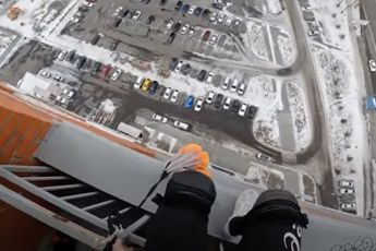 Russische basejumper sprong van 25-ste verdieping van een flat