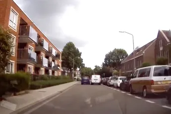 Achtervolging van een gestolen auto in Dordrecht door Politie Dienst Infrastructuur