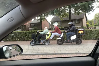 Helden in Hilvarenbeek brengen bejaarde man op scootmobiel naar huis