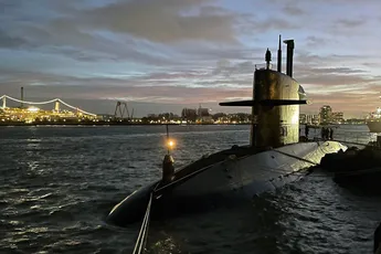 Onderzeeboot van Koninklijke Marine is toch een vreemde eend in haven van Rotterdam