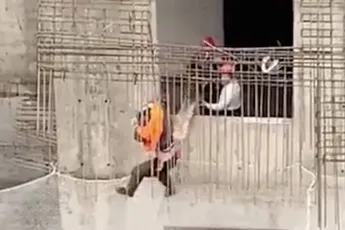 Betonstaalvlechter in Moskou mag blij zijn met collega’s en kraanmachinist