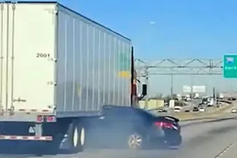 Auto vast onder vrachtwagen in de omgeving van Chicago