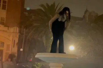 Feestvarken Gina maakte nette smak na beklimmen van fontein