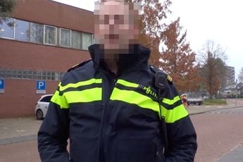 Bloedzuigende vlogger filmt politiebureau en heeft beet dat politie naar zijn ID vraagt