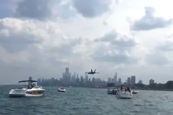 Blue Angels straaljager scheert over bootjes heen en doet een 'sneak pass'