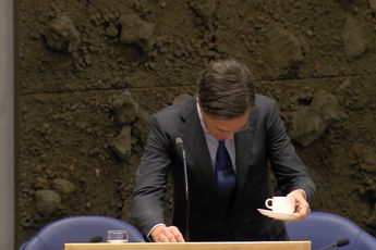 Mark Rutte vloekt na omgooien van kopje koffie tijdens debat