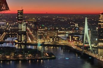 Rotterdamse kraanmachinist legt mooiste zonsopgang van Nederland vast