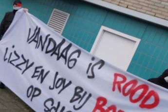 Supporters van Feyenoord tonen misselijkmakend Marco Borsato spandoek