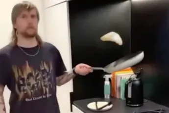 Pannenkoek flipt pannenkoek