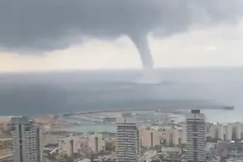 Gigantische waterhoos levert voor mooi beeld op in badplaats Ashdod