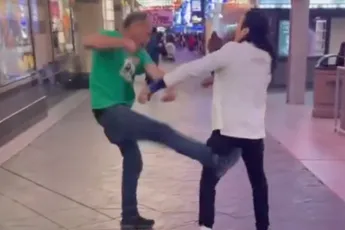 Michael Jackson impersonator pakt gast aan in Las Vegas