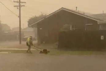 Aussie heeft als missie bermen maaien en niets zal hem stoppen