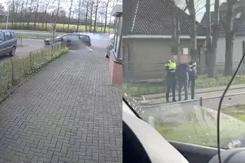 Auto botst tegen boom na politieachtervolging bij Rottevalle in Friesland